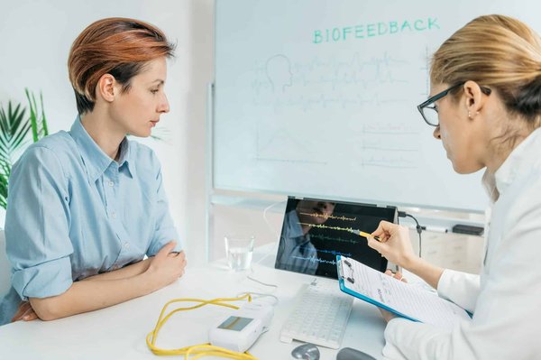 Comment les techniques de biofeedback peuvent-elles être utilisées pour aider les chiens souffrant d'anxiété sévère ?